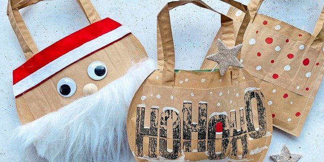 Aus ausgedienten Papiertragtaschen werden Chlaussäcke. Die ursprüngliche Aussenseite mit dem Logo ist nun innen. Die Kanten können mit der Nähmaschine vernäht oder getackert oder geklebt werden. Dekoriert werden die Geschenktaschen nach Lust und Laune.