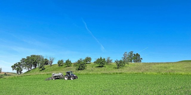 Obwohl technische Massnahmen zur Effizienzsteigerung bei der Gülleausbringung immer wichtiger werden, kommt es auch auf das richtige Timing an. 