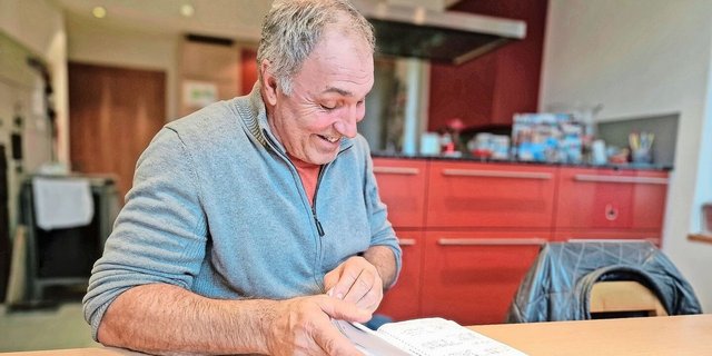 Walter Scheuch blättert in seinem Ackerbau-Tagebuch. Er sieht aber durchaus auch in der Digitalisierung Vorteile, obschon er grosse Fragezeichen bei Digiflux macht. 