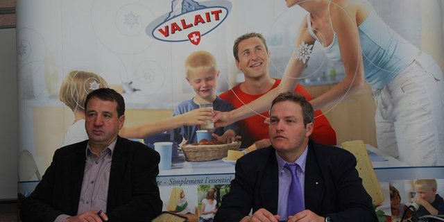 Der Präsident (links) Laurent Tornay und Vizepräsident Max Stalder des Walliser Milchverbands anlässlich der Pressekonferenz am Montag. (Bild J.R. Stucki)