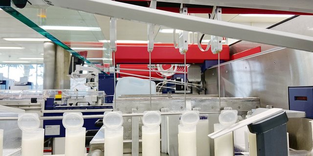 Hier werden die Milchproben bei der Suisselab untersucht.(Bild Adrian Krebs)