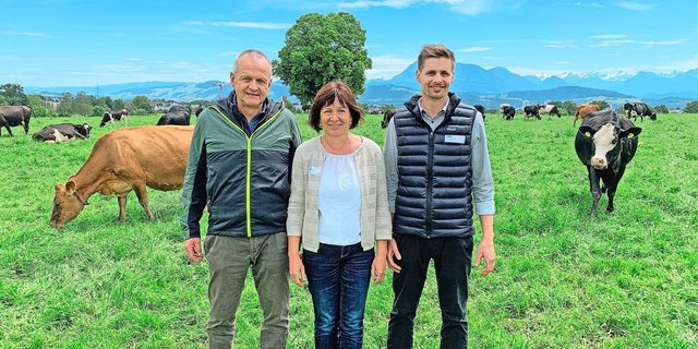 Setzen auf Vollweide mit irisch-neuseeländischer Genetik und auf saisonale Abkalbungen. Markus und Luzia Bühlmann mit dem Sohn und Betriebsleiter Pascal (v. l.).  