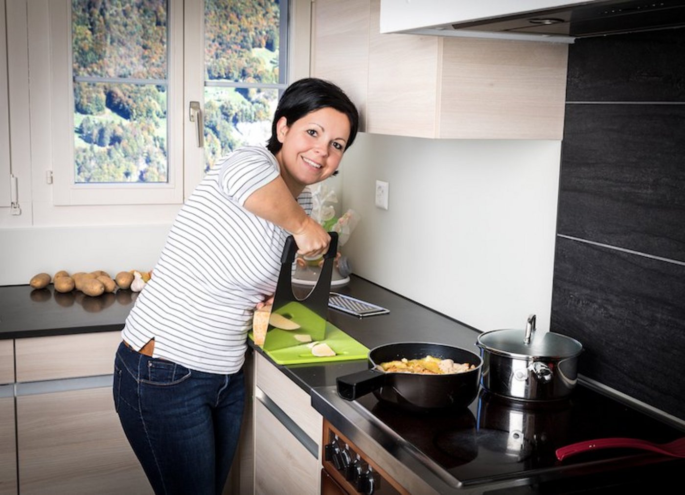 Bei Yvonne  Heinzer wetten wir vom BauernZeitungsteam auf Käse. Ob es Alpkäse oder eigner aus Geissmilch ist, werweissen wir noch. (Bilder SRF/Ueli Christoffel)
