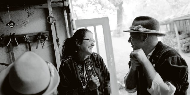 Gina steht in der Scheune ihrer Schwiegereltern unter dem Hohgant und wartet darauf, zur Alpauffahrt aufzubrechen.(Bild Pinaki)