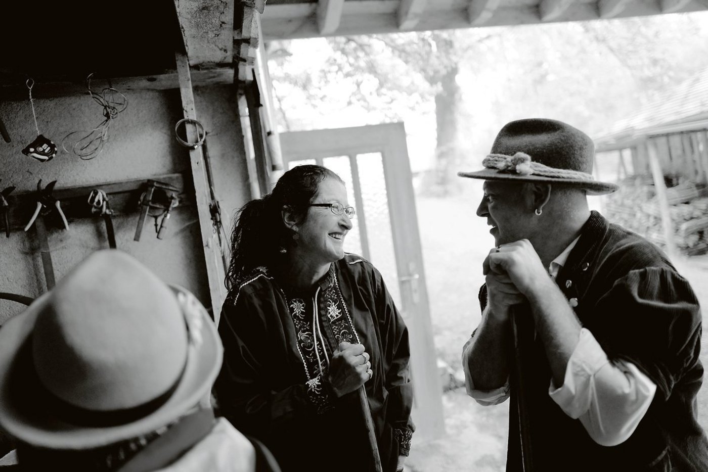 Gina steht in der Scheune ihrer Schwiegereltern unter dem Hohgant und wartet darauf, zur Alpauffahrt aufzubrechen.(Bild Pinaki)