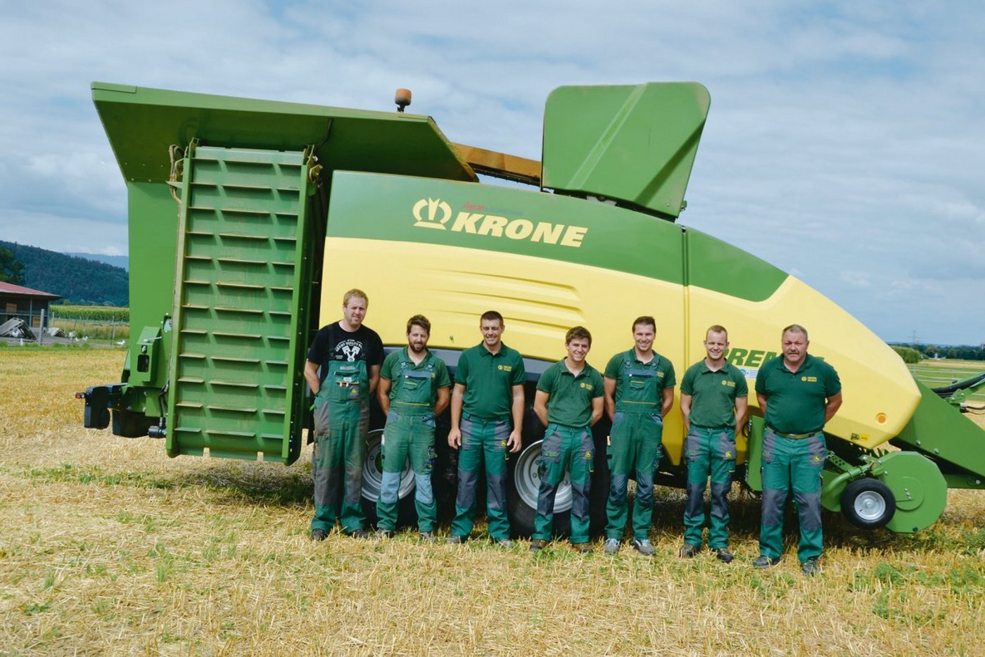 Lohnunternehmer Andreas Fiechter (rechts) mit seinem Team. Sie stehen vor der neuen Premos-5000-Pellet-Vollernte-Presse. (Bilder Peter Fankhauser)