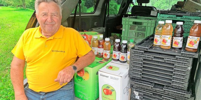 Peter Stutzer im Auto mit seinem Sortiment an Spezialmost. Fast täglich ist er damit unterwegs und beliefert zahlreiche Verkaufspunkte. 