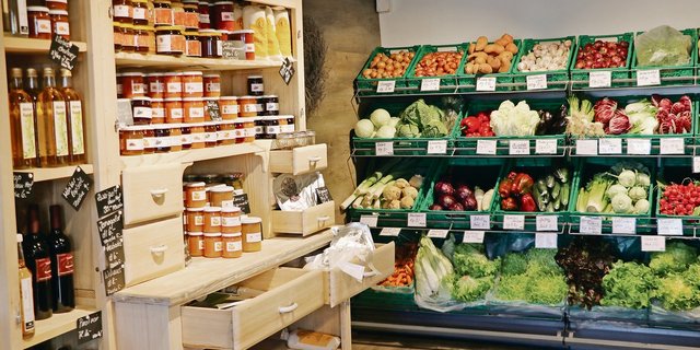 Ein Hofladen kann ein rentabler Betriebszweig sein, ist aber auch viel Arbeit. Verschiedene Angebote im Internet buhlen um Direktvermarkter(innen) und wollen ihre Angebote bekannter machen. (Bild Ruth Aerni)