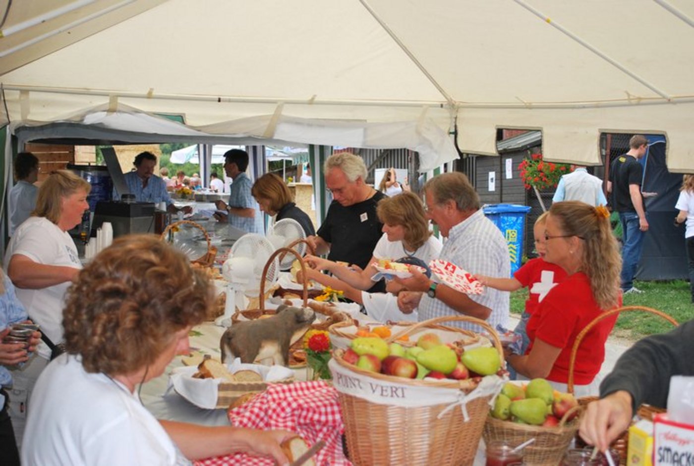 Der Brunch lockt jährlich tausende auf die Höfe. (Bild lid)