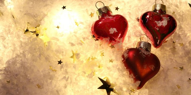 Das Eis im Herzen eines Menschen kann ganz schnell und urplötzlich schmelzen. Manchmal braucht es dafür nur einen ganz kurzen, aber umso besonderen Moment ... (Bild: touchingpics.com / pixelio.de)