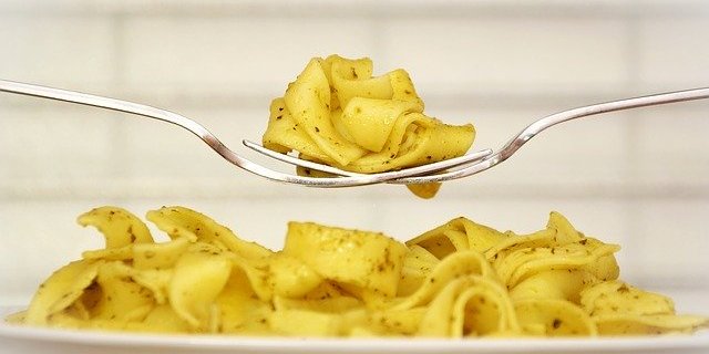 Der teuerste Posten für Schweizer Haushalte ist mit 15 Prozent des Bruttoeinkommens der Bereich Wohnen und Energie. Für Lebensmittel und alkoholfreie Getränke wird weniger als die Hälfte soviel Geld ausgegeben (6,7 Prozent im Durchschnitt)