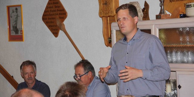 Auf Einladung von Heinz Siegenthaler, Bäuerliches Zentrum Schweiz (v. l. n. r.) und Rudolf Andres, Bernisch Bäuerliches Komitee, stellte sich Andreas Wyss den Bauern. (Bild Andrea Wyss)