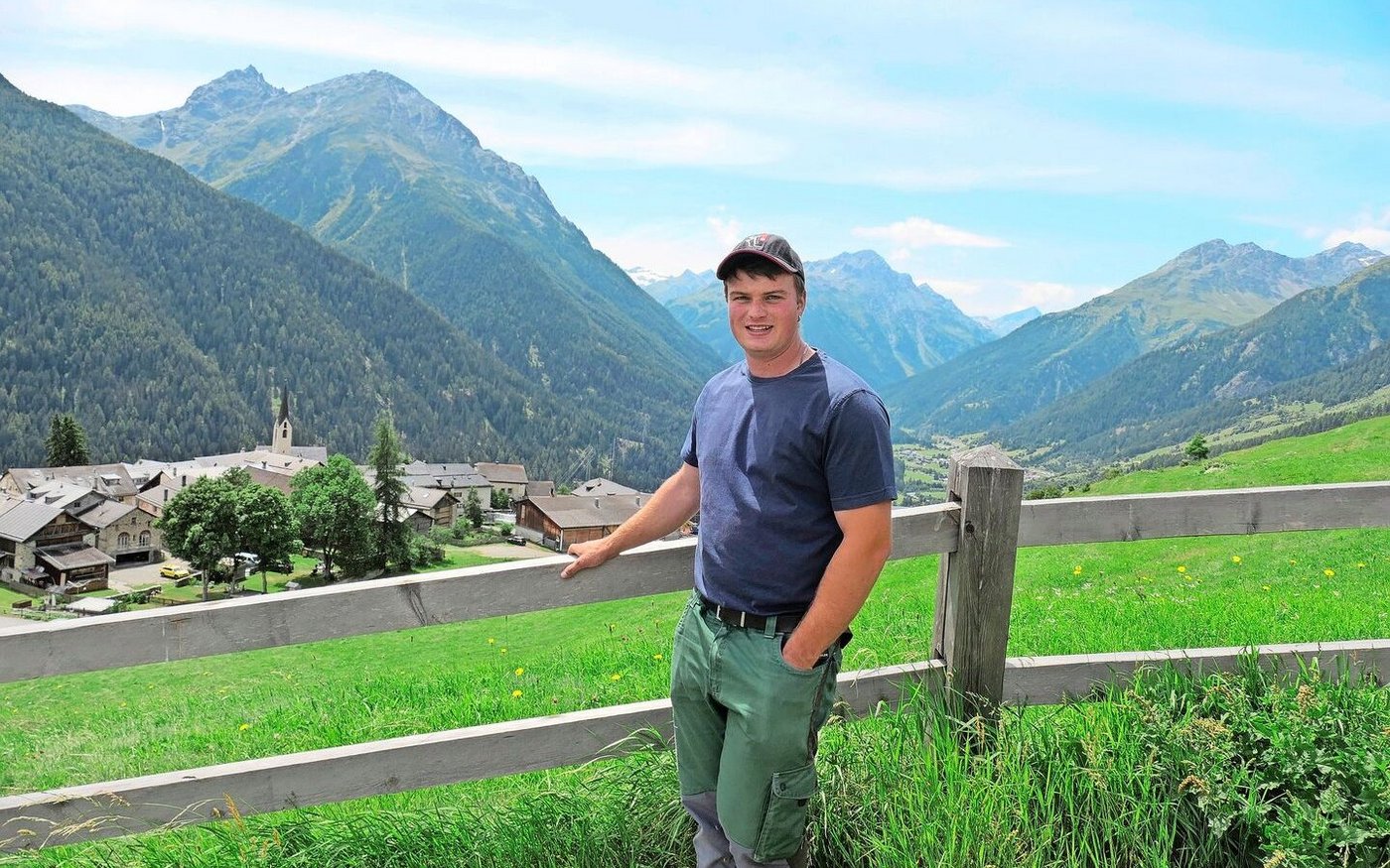 Jan Viletta ist im Engadinerdorf Guarda auf 1650 m ü M. aufgewachsen. Der Junglandwirt arbeitet aktuell am Plantahof und möchte in ein paar Jahren den Mutterkuhbetrieb seiner Eltern übernehmen.