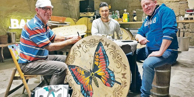 Beat Wampfler (rechts), Inhaber des Käsehauses K3, bespricht im Käsekeller mit Lloyd Zumstein (Mitte) und Ruedi Klötzli die letzten Details. Sie haben ungewöhnliche Pläne.(Bild  sb)