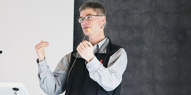 Daniel Flückiger von Mutterkuh Schweiz spricht am Fleischrindersymposium zu den Produzenten. Alle stehen vor der Herausforderung, die Arbeitsproduktivität bis 2050 um 50 % zu erhöhen.
