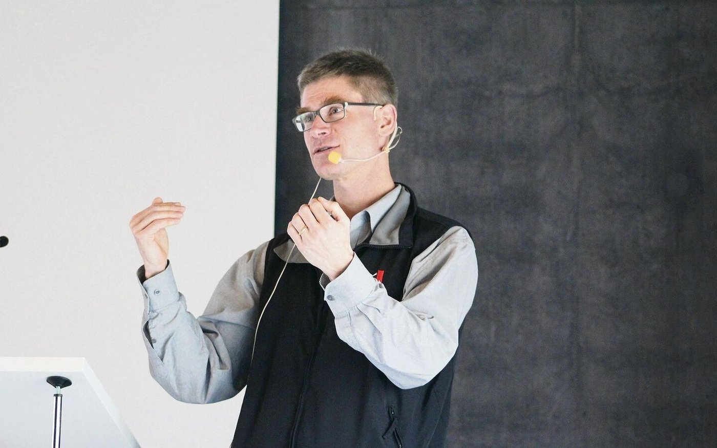 Daniel Flückiger von Mutterkuh Schweiz spricht am Fleischrindersymposium zu den Produzenten. Alle stehen vor der Herausforderung, die Arbeitsproduktivität bis 2050 um 50 % zu erhöhen.