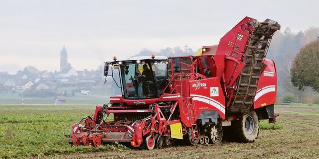 Ein Raupenvollernter für Zuckerrüben im Einsatz. Erstmals in der Geschichte der Zuckerfabrik Frauenfeld wird die Verarbeitung der Ernte 2019 erst im neuen Jahr 2020 abgeschlossen.(Bild Roland Müller)