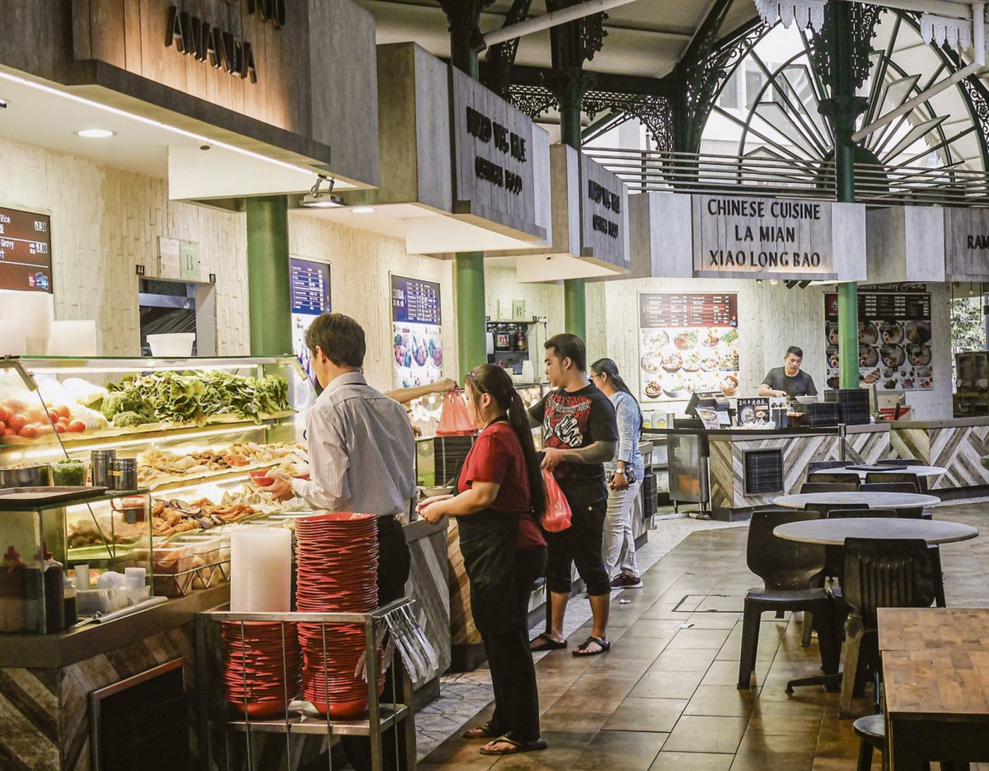 In Hawker Centers findet man eine Vielzahl von Ständen, die preiswerte Mahlzeiten aus aller Welt anbieten. 