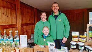 Familie Stocker (v.l. Andrea, Alina, Stephan) hat sich auf Direktvermarktung spezialisiert. Viele Produkte gibts auch an Märkten.  