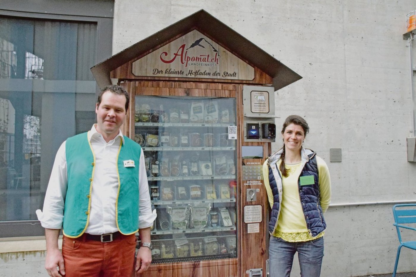 Ein Aqriqnet-Projekt: Erfinderin Margrit Abderhalden mit ihrem Alpomat, hier mit Lieferant Christian Bruhin in Zürich Oerlikon.(Bild et)