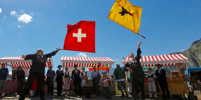 Alpinavera-Passmarkt mit Fahnenschwingern auf dem Gotthard-Pass. Bild: Jürg Vollmer