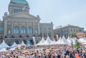 20 Jahre Sichlete auf dem Bundesplatz Die Sichlete füllt jedes Jahr den Bundesplatz mit Stadt und Land.