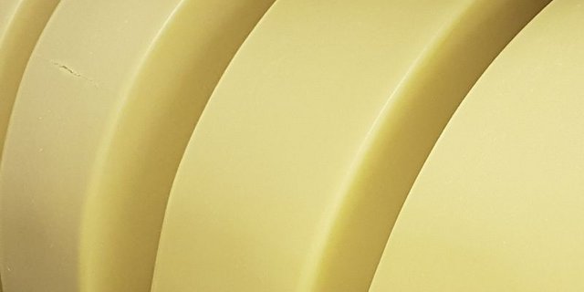 n Krisen-Zeiten greifen Konsumentinnen und Konsumenten seltener zur Premium-Ware. Das könnte sich auf den Schweizer Käse-Export auswirken. Im inländischen Detailhandel läuft es derweil gut. (Symbolbild lid/ji)