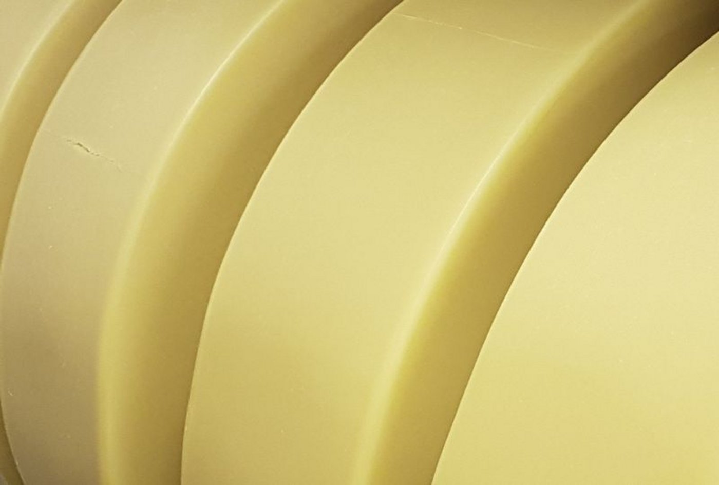 n Krisen-Zeiten greifen Konsumentinnen und Konsumenten seltener zur Premium-Ware. Das könnte sich auf den Schweizer Käse-Export auswirken. Im inländischen Detailhandel läuft es derweil gut. (Symbolbild lid/ji)