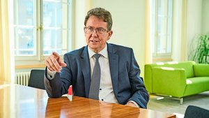Bundesrat Albert Rösti erklärt im Interview, warum die insgesamt 53 ha Fläche in die Verbreiterung der Autobahn «investiert» werden müssen.  