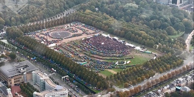 Die Bauernproteste in den Niederlanden haben am 1. Oktober 2019 ein gewaltiges Ausmass erreicht. (Bild Twitter/Politiehelikopter)