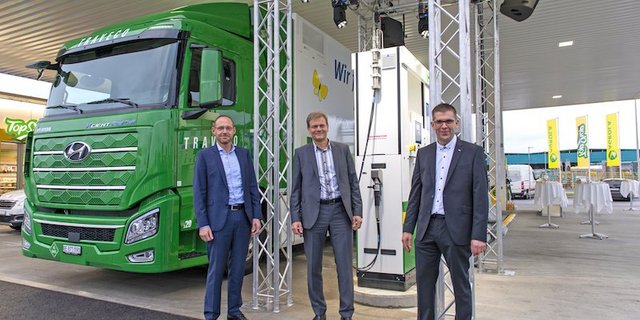Sie eröffneten am Freitag eine Wasserstoff-Tankstelle in Zofingen (v. li n. re): Daniel Bischof (Vorsitzender der Geschäftsleitung Agrola AG), Martin Keller (Vorsitzender der Geschäftsleitung Fenaco-Genossenschaft), Martin Fuhrimann (Geschäftsführer Landi Zofingen). (Bild zVg/Agrola)