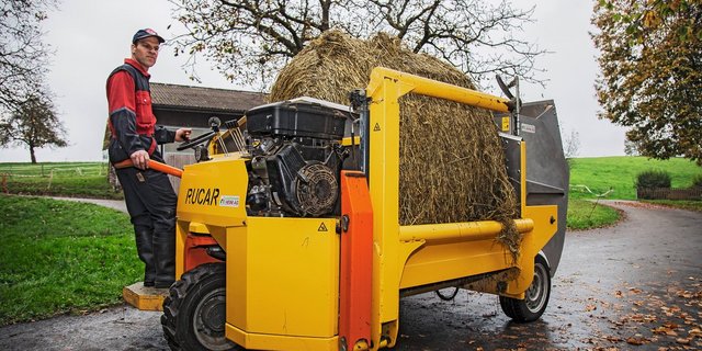 Martin Steiner kann mit dem Rucar das Futter am Ballenlager holenund in den Stall transportieren. Bild: Pia Neueneschwander