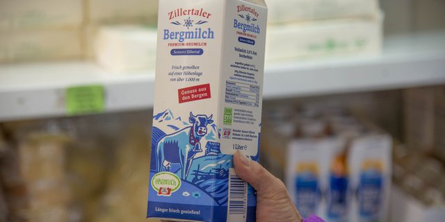 Heumilch-Tetrapak In Österreich sind Heumilch-Produkte sehr erfolgreiche und bringen den Produzenten bessere Milchpreise. (Bilder David Eppenberger)