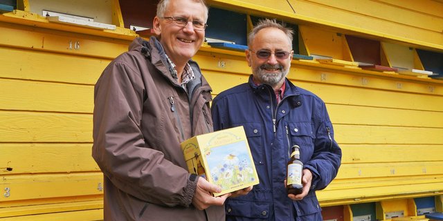Karl Locher (l.) und Richard Wyss haben die Idee des Honigbieres gemeinsam umgesetzt. (Bild: mb)