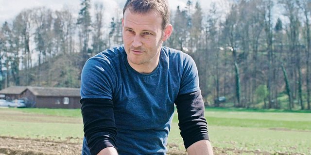 Roland Hubler ist der Protagonist im Kurzfilm «Integriert – zwischen Umwelt und Preis». Gedreht wurde bereits 2019, jetzt ist der Film bei SRF zu sehen. (Screenshot Film «Integriert – zwischen Umwelt und Preis»)