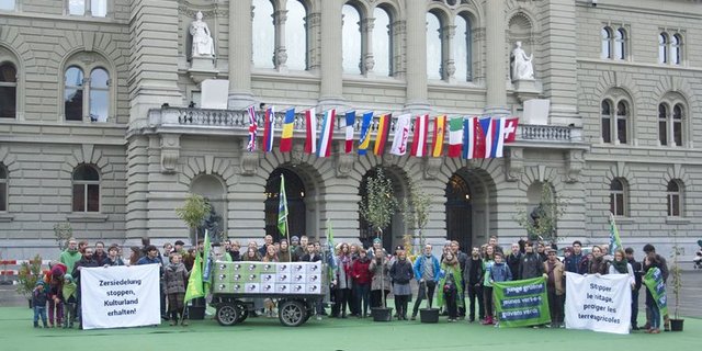Die Jungen Grünen vor der Einreichung der Unterschriften. (Bild Junge Grüne)