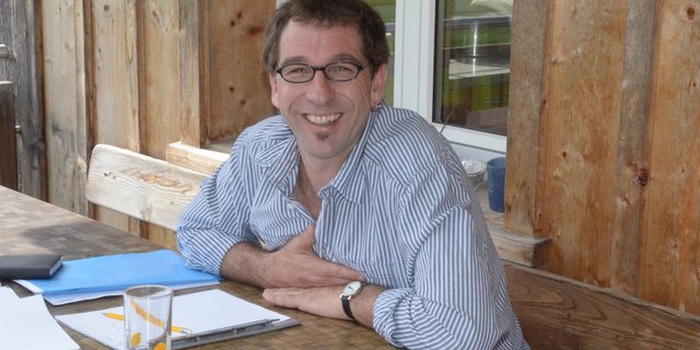 Cornel Rimle beantwortet Fragen aus dem Lebensalltag von Bäuerinnen und Bauern (Bild: Cornel Rimle)