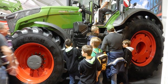 Faszination grosse Traktoren. Kein Problem, wenn man es sich leisten kann. Aber viele Bauernbetriebe kämpfen wegen sinkenden Einkommen und sollten auf die Optimierung der Maschinenkosten mehr Wert legen.  (Symbolbild Paul Müri)