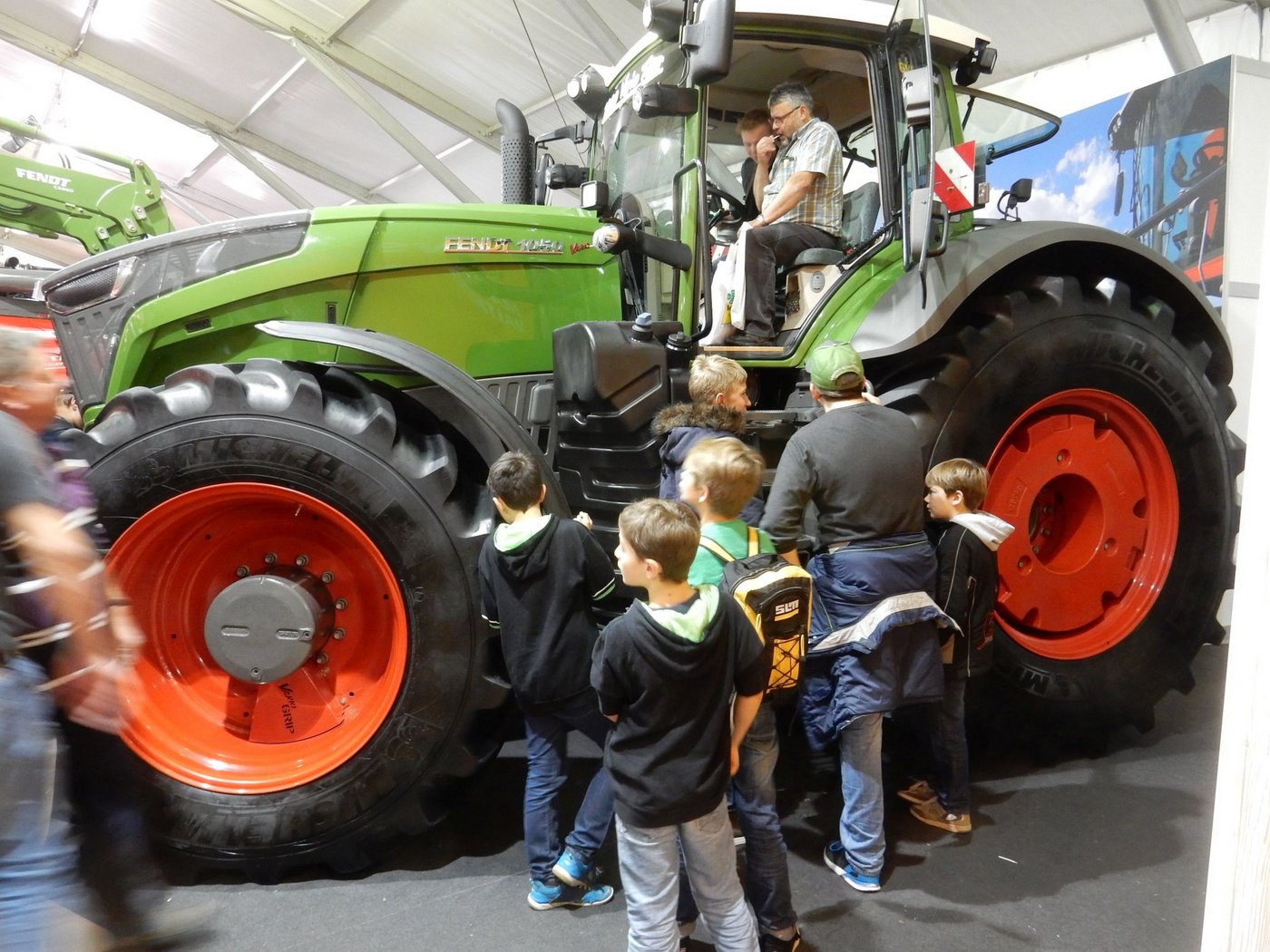 Faszination grosse Traktoren. Kein Problem, wenn man es sich leisten kann. Aber viele Bauernbetriebe kämpfen wegen sinkenden Einkommen und sollten auf die Optimierung der Maschinenkosten mehr Wert legen.  (Symbolbild Paul Müri)