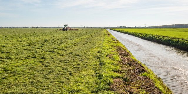 Begradigte Bäche und Flüsse sind weniger schön als naturnahe. Betroffene Bauern werden aber nicht ausreichend entschädigt, findet Redaktor Josef Scherrer. (Symbolbild BauZ)