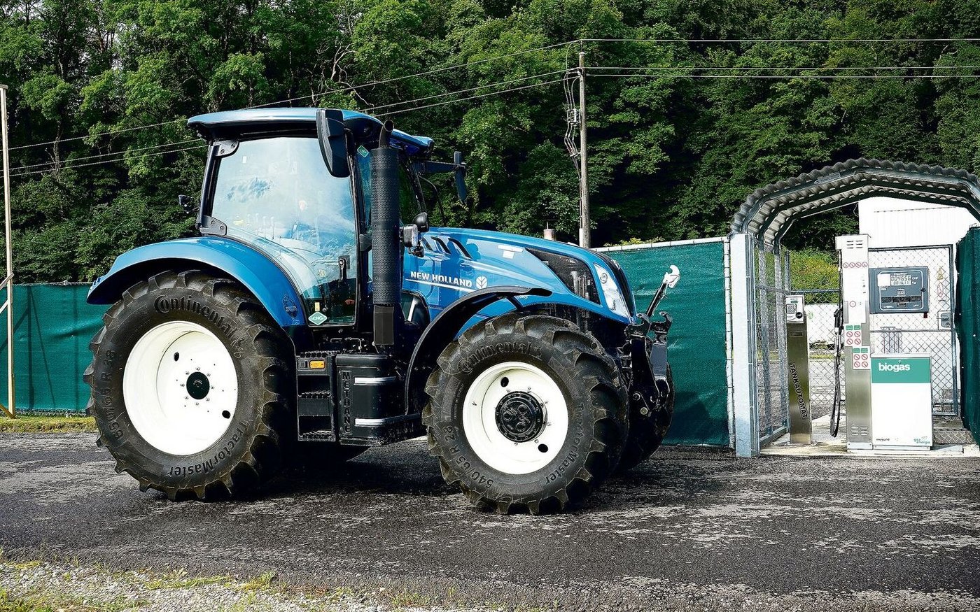 Auf dem Betrieb Unterbuck in Thayngen betanken Christian und Andrea Müller ihren New Holland T6 mit Gas aus ihrer eigenen Biogasanlage.