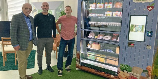 Werner Vogt und Giuseppe Milazzo von Cardedge GmbH sowie Marco Calzimiglia vom Zürcher Bauernverband (ZBV) zeigen einen Verkaufsautomaten von Hoflaedeli24.ch. (Bild Alexandra Stückelberger)