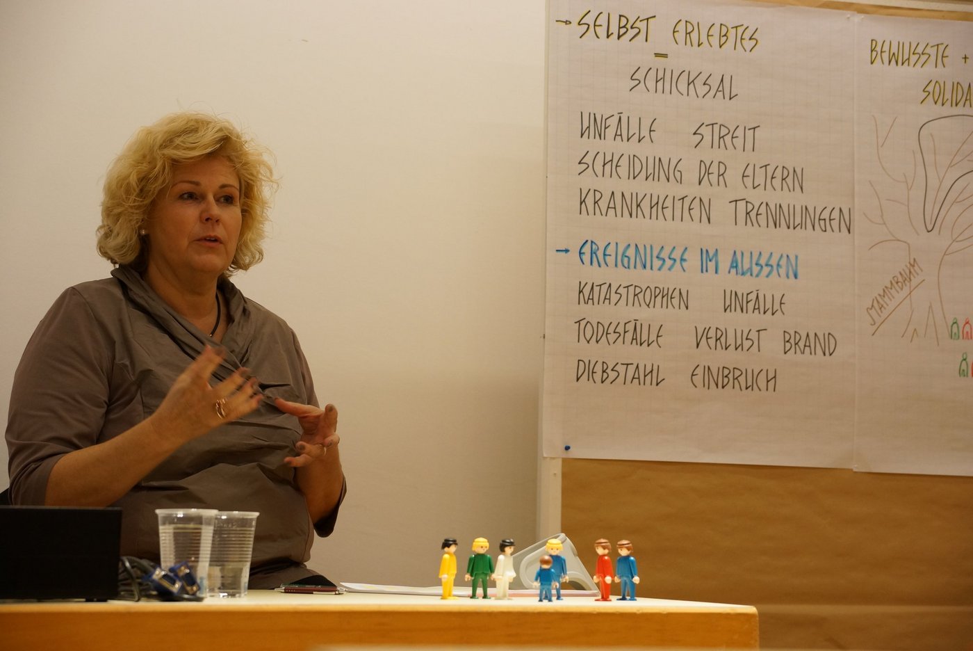 Das systemische Familienstellen zielt auf die unbewusste Ebene, auf der Familienmitglieder miteinander verbunden sind. Susanne Scherzinger bei ihrem Vortrag in Frick. (Bild Ruth Aerni)