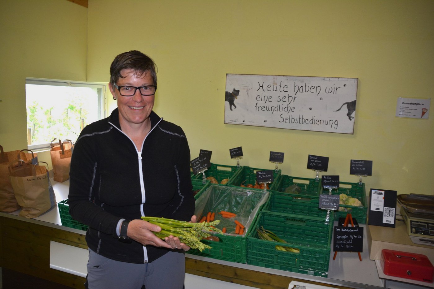 Sonja Boog in ihrem Hofladen. Die Spargeln kommen frisch aus ihrem Garten. «Heute haben wir eine sehr freundliche Selbstbedienung», lautet das Motto. (Bilder Franziska Jurt)