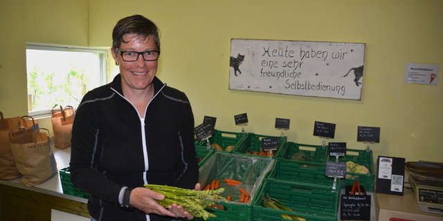 Sonja Boog in ihrem Hofladen. Die Spargeln kommen frisch aus ihrem Garten. «Heute haben wir eine sehr freundliche Selbstbedienung», lautet das Motto. (Bilder Franziska Jurt)