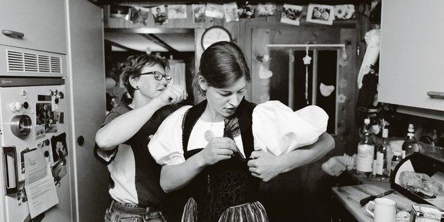 «Ich möchte nicht das Gefühl haben, je etwas verpasst zu haben»: Martina bereitet sich, unterstützt von ihrer Mutter Claudia, für die fünfstündige Alpauffahrt vor. (Bild Pinaki)