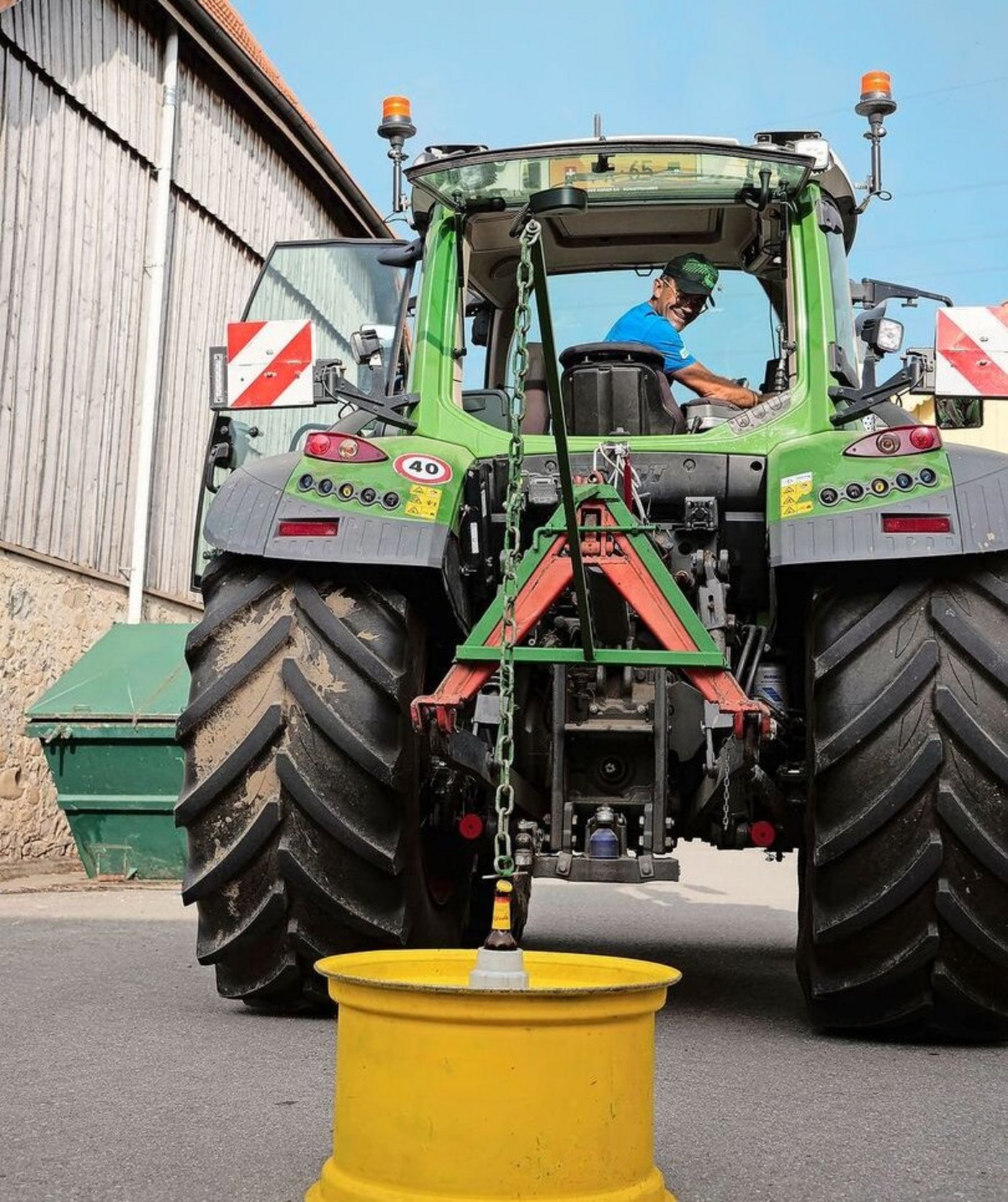 Wenn Hydraulik auf Hopfen trifft – ein Besucher beweist Geschick beim ungewöhnlichsten Parcours-Posten.