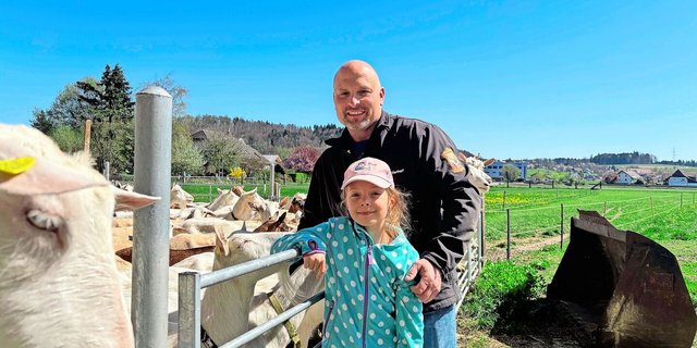 Ein aussergewöhnliches Konzept: Auf dem Betrieb von Peter Blaser werden die Schafe und Ziegen in einem Stall gehalten. Auch Tochter Nora hilft bereits gerne auf dem Betrieb mit. 