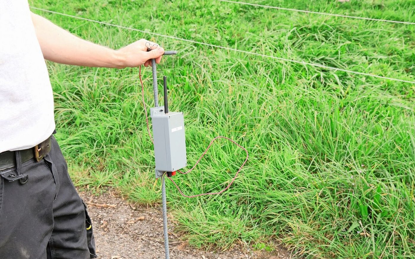 Der selbstgebaute mobile Zaunwächter überwacht den Stromfluss.