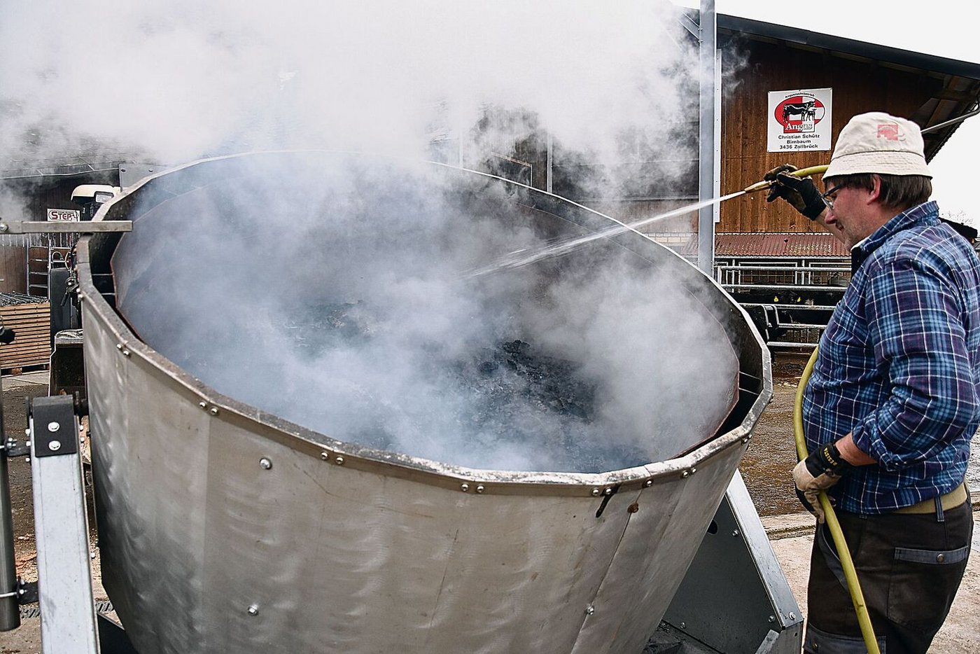 Nach mehreren Stunden wird der Kon-Tiki von unten und oben mit Wasser gelöscht.  Das ist wichtig für die Qualität der Pflanzenkohle.